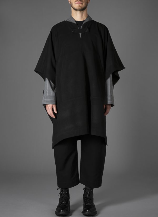 PULLOVER NOMAD PONCHO IN BLACK - Image 2