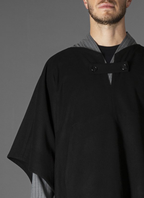 PULLOVER NOMAD PONCHO IN BLACK - Image 3