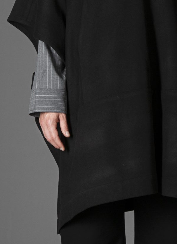 PULLOVER NOMAD PONCHO IN BLACK - Image 4