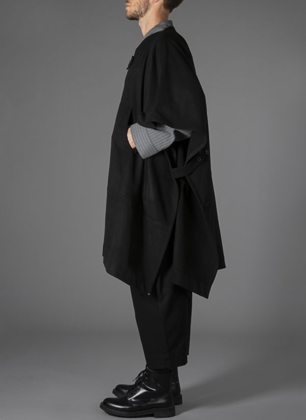 PULLOVER NOMAD PONCHO IN BLACK - Image 5