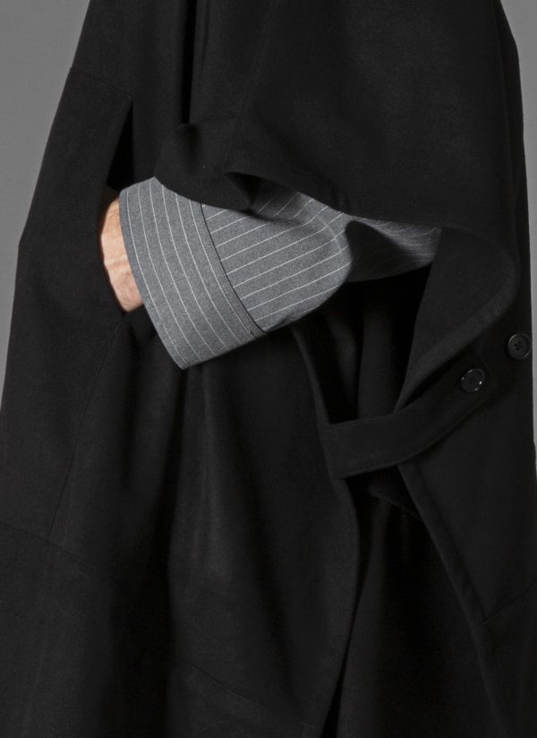 PULLOVER NOMAD PONCHO IN BLACK - Image 6