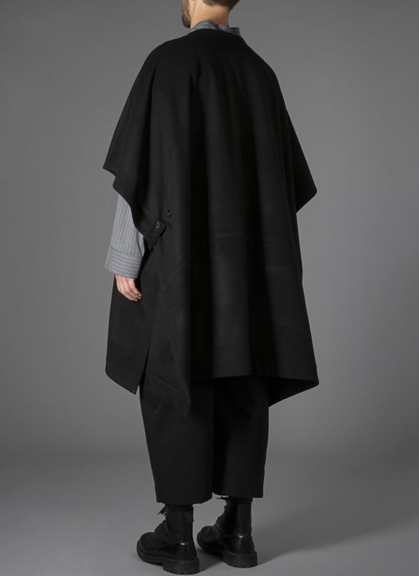 PULLOVER NOMAD PONCHO IN BLACK - Image 7