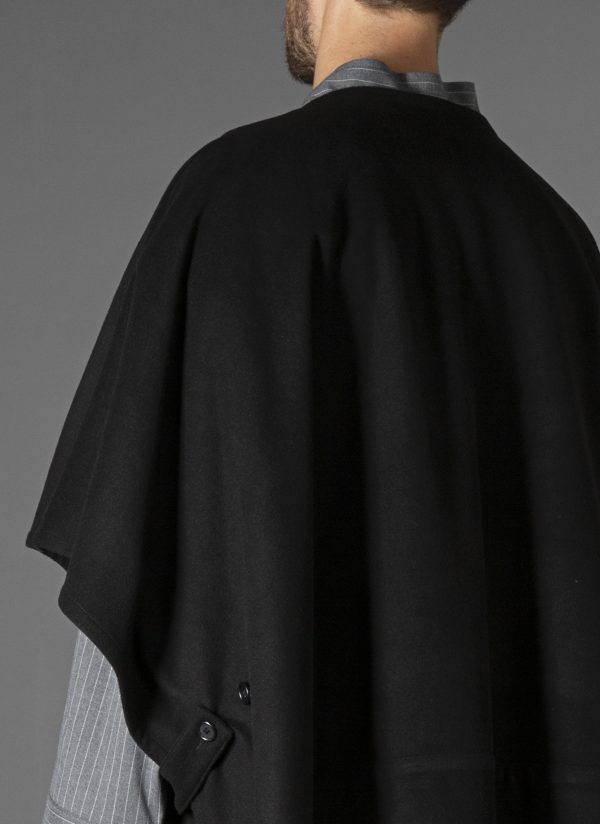 PULLOVER NOMAD PONCHO IN BLACK - Image 8