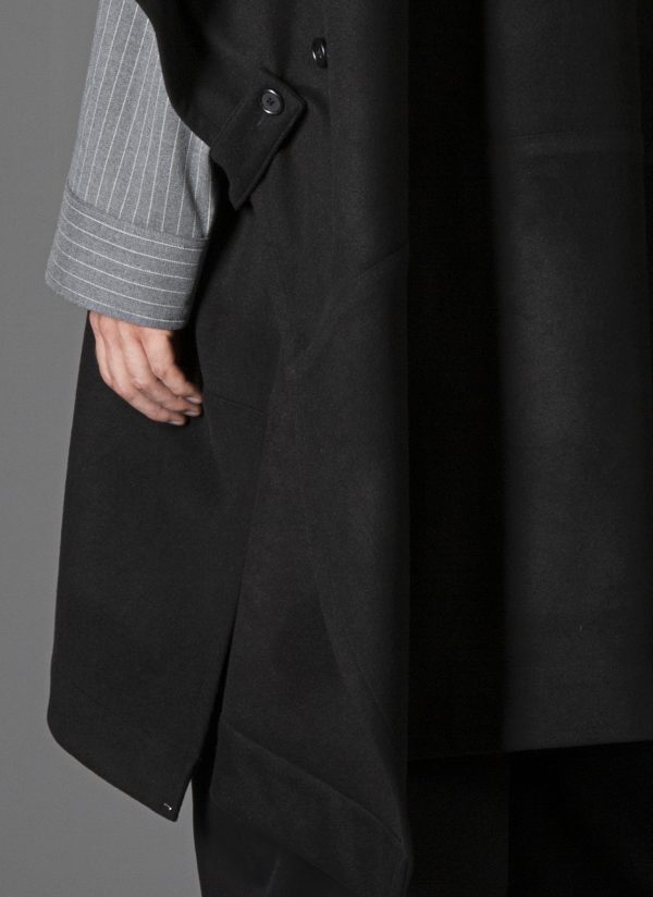 PULLOVER NOMAD PONCHO IN BLACK - Image 9