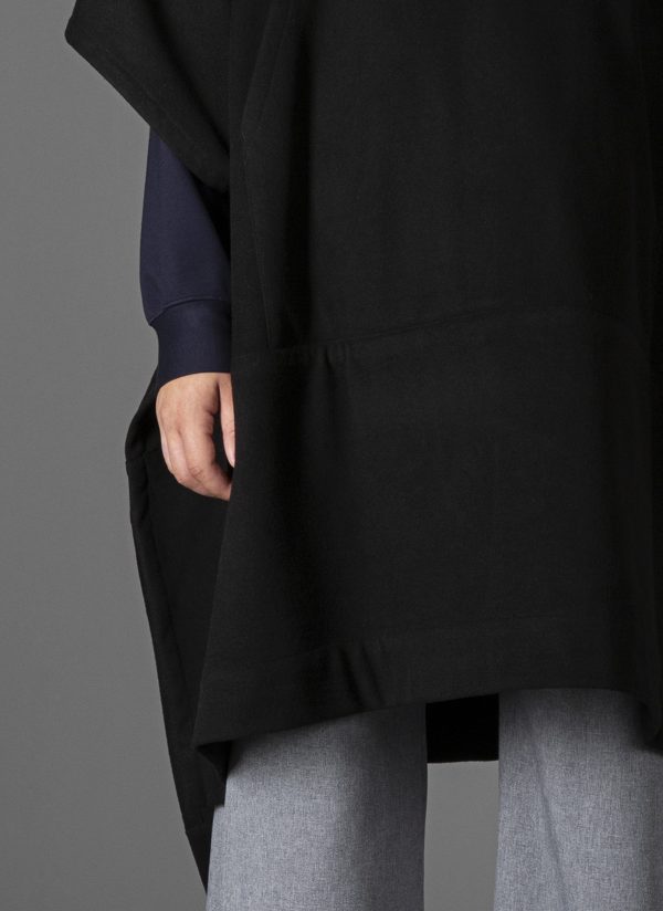 PULLOVER NOMAD PONCHO IN BLACK - Image 4