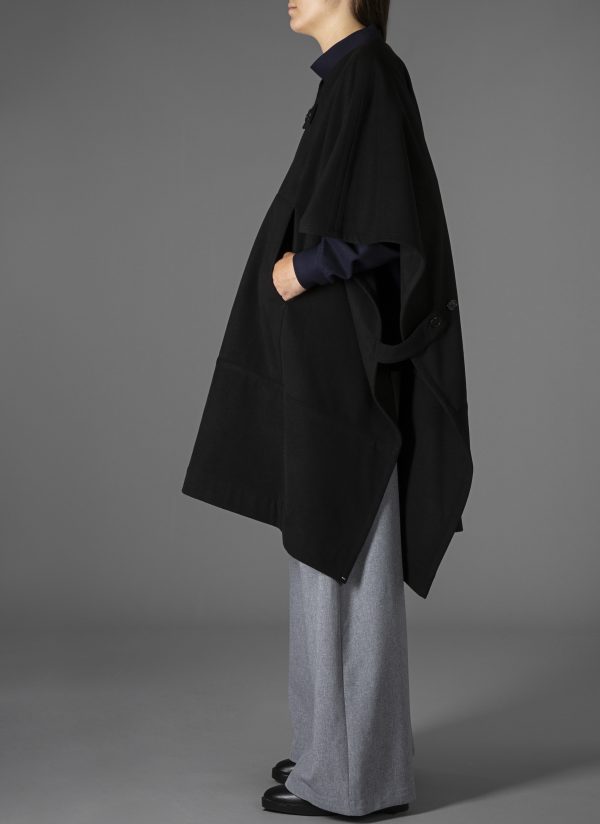 PULLOVER NOMAD PONCHO IN BLACK - Image 5