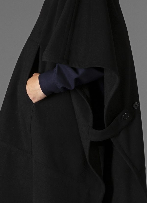 PULLOVER NOMAD PONCHO IN BLACK - Image 6