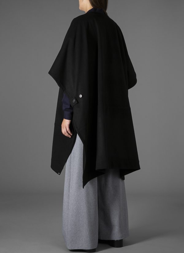 PULLOVER NOMAD PONCHO IN BLACK - Image 7