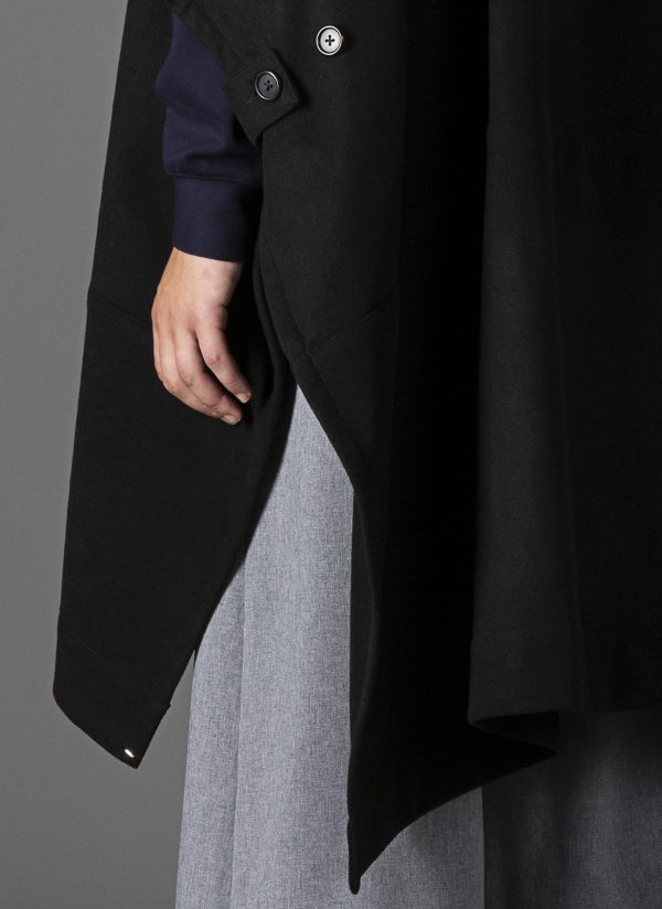 PULLOVER NOMAD PONCHO IN BLACK - Image 9