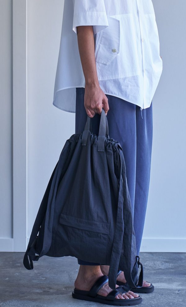 MANIFOLD CARRY BAG IN CHARCOAL - Image 2