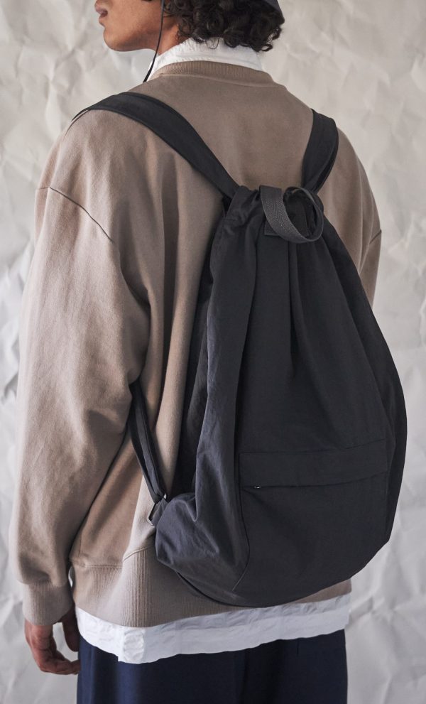 MANIFOLD CARRY BAG IN CHARCOAL