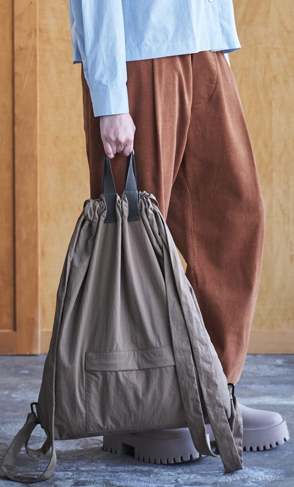 MANIFOLD CARRY BAG IN DARK KHAKI