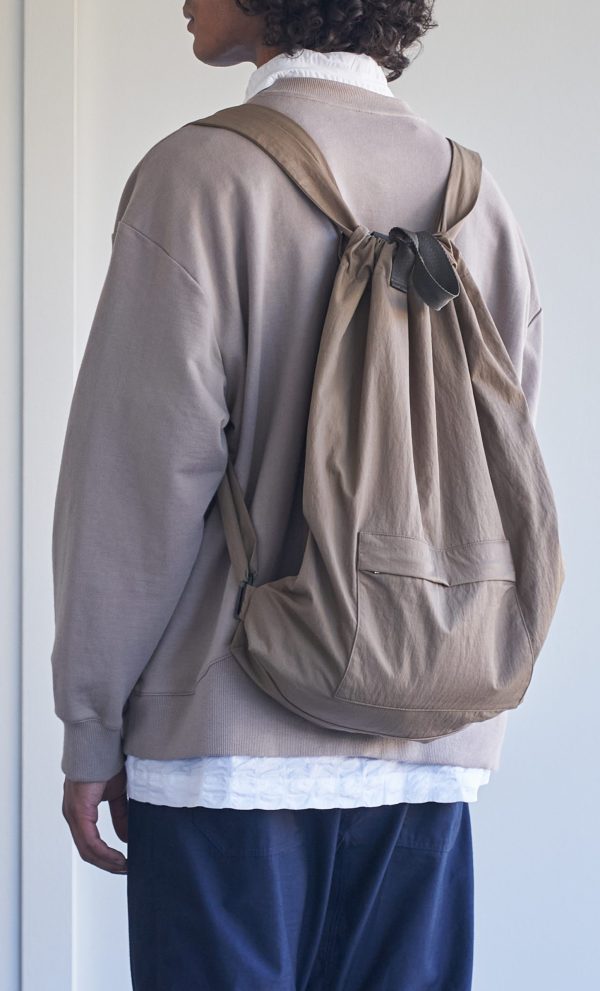 MANIFOLD CARRY BAG IN DARK KHAKI - Image 4