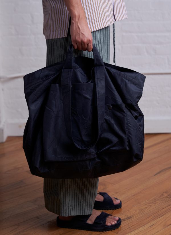TRI POCKET SLOUCHY TOTE IN MIDNIGHT BLUE CRUSHED NYLON TWILL