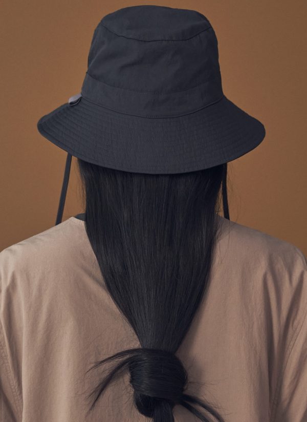 WIDE BRIM BUCKET HAT IN CHARCOAL