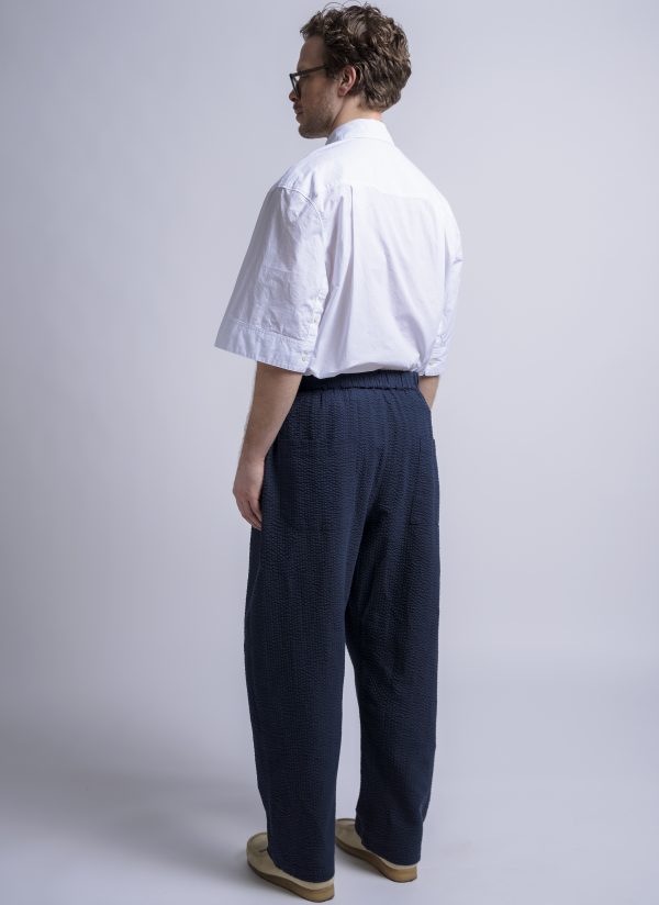 PLEATED CRUISER PANT IN MIDNIGHT BLUE SEERSUCKER CRINKLE - Image 4