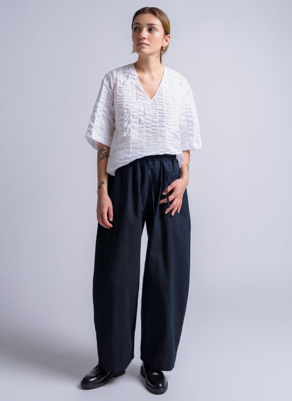 V-NECK EASY TOP IN WHITE MACRO CRINKLE - Image 8