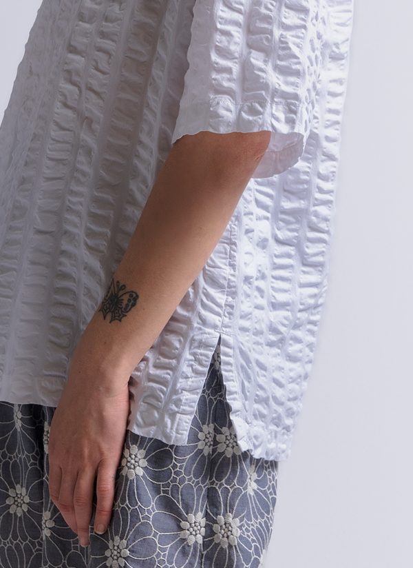 V-NECK EASY TOP IN WHITE MACRO CRINKLE - Image 4