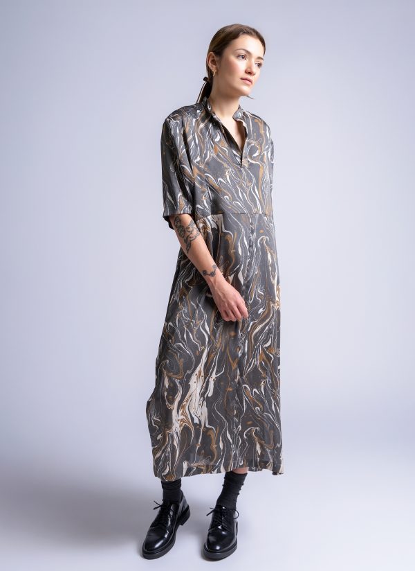 GALLERY DRESS IN CHARCOAL MARBLE PRINT - Image 4