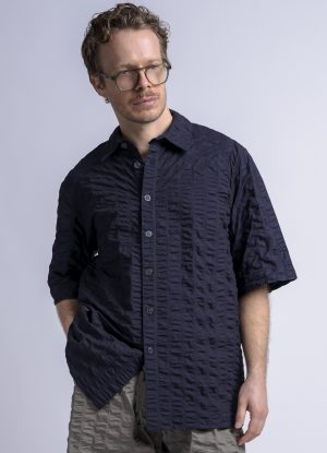 S/S BOX SHIRT IN MIDNIGHT BLUE MACRO LINE CRINKLE