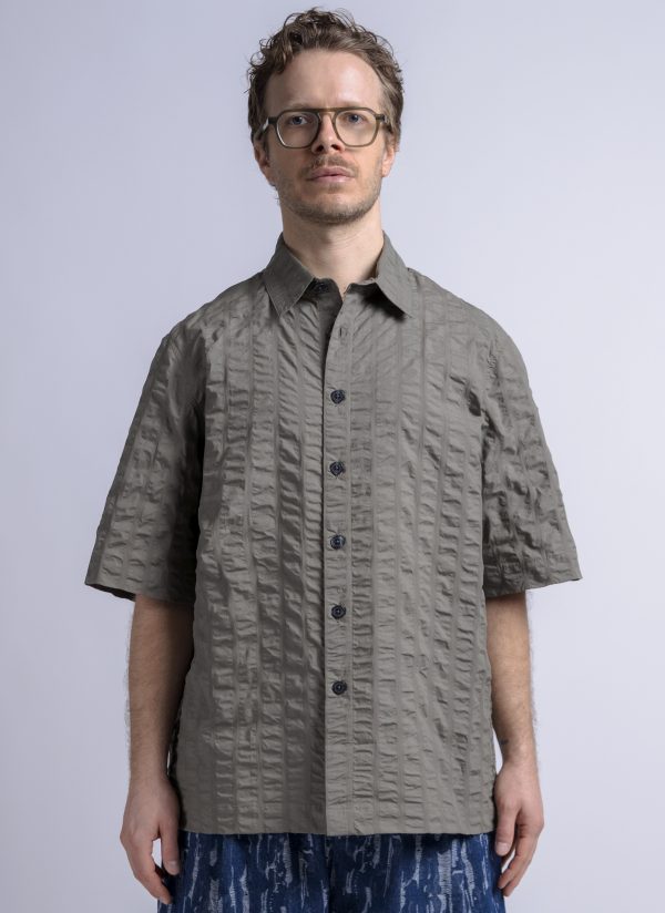 S/S BOX SHIRT IN SMOKY ASH MACRO LINE CRINKLE