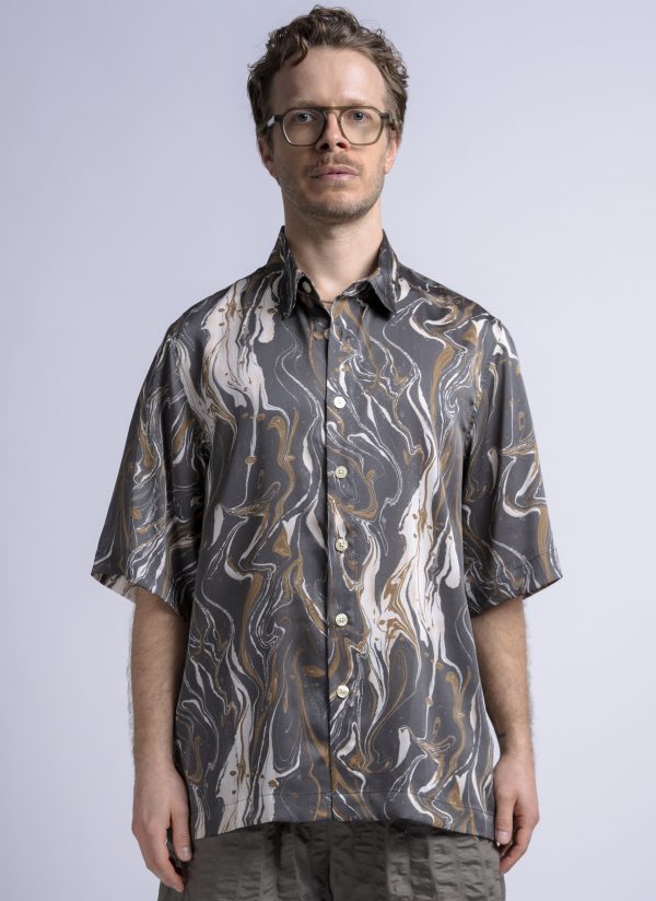 S/S BOX SHIRT IN CHARCOAL MARBLE PRINT