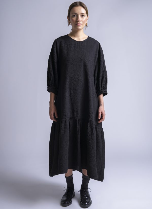 VIRAGO DRESS IN BLACK SEERSUCKER CRINKLE - Image 2