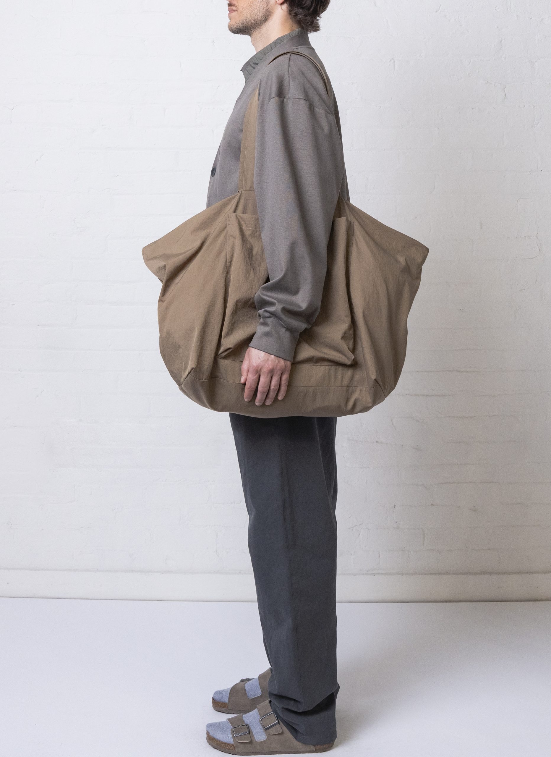 SLOUCHY TOTE IN DARK KHAKI NYLON TWILL - GREI New York