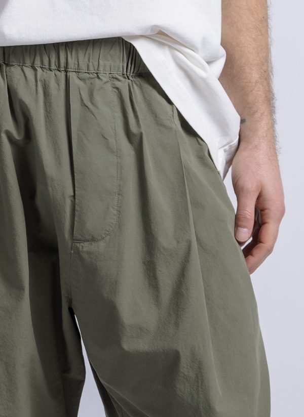 PLEATED CRUISER PANT IN ARMY GREEN WASHED POPLIN - Image 2