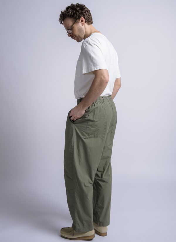 PLEATED CRUISER PANT IN ARMY GREEN WASHED POPLIN - Image 3