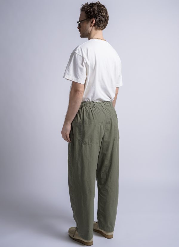 PLEATED CRUISER PANT IN ARMY GREEN WASHED POPLIN - Image 4