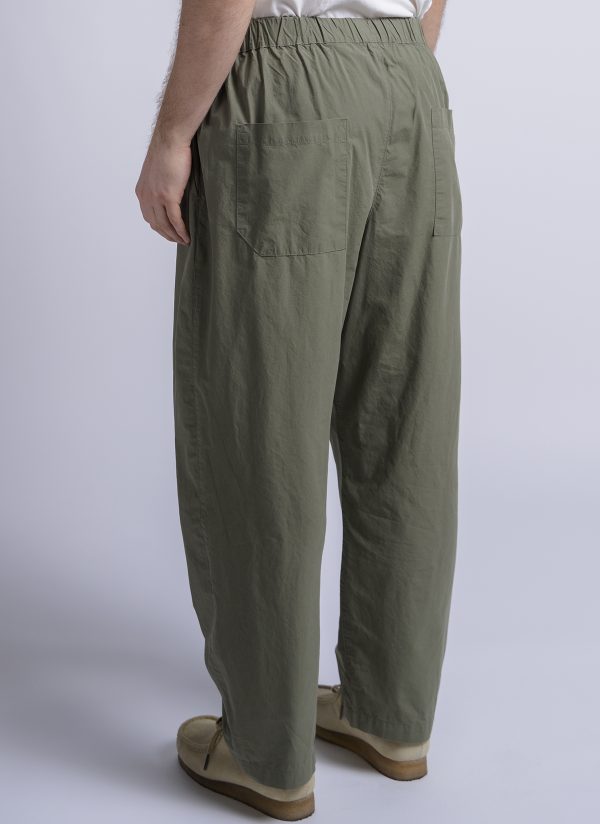PLEATED CRUISER PANT IN ARMY GREEN WASHED POPLIN - Image 5