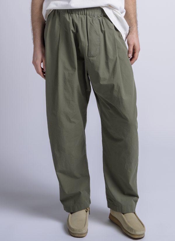 PLEATED CRUISER PANT IN ARMY GREEN WASHED POPLIN - Image 6
