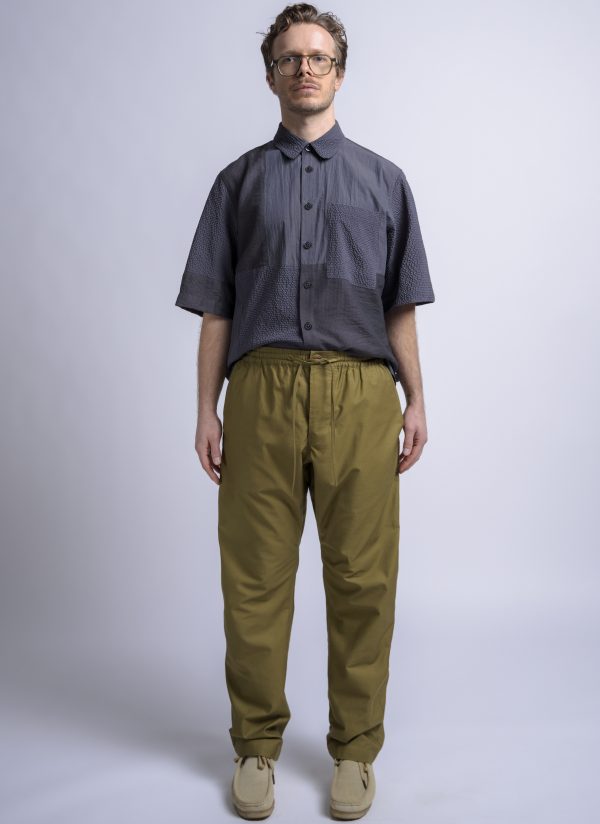 RELAXED GUSSET EASY PANT IN OLIVE CREPE SATEEN - Image 3
