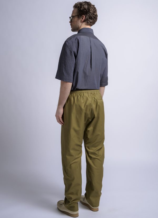 RELAXED GUSSET EASY PANT IN OLIVE CREPE SATEEN - Image 4