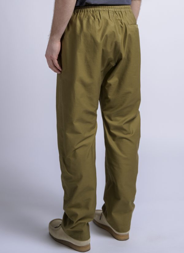 RELAXED GUSSET EASY PANT IN OLIVE CREPE SATEEN - Image 5