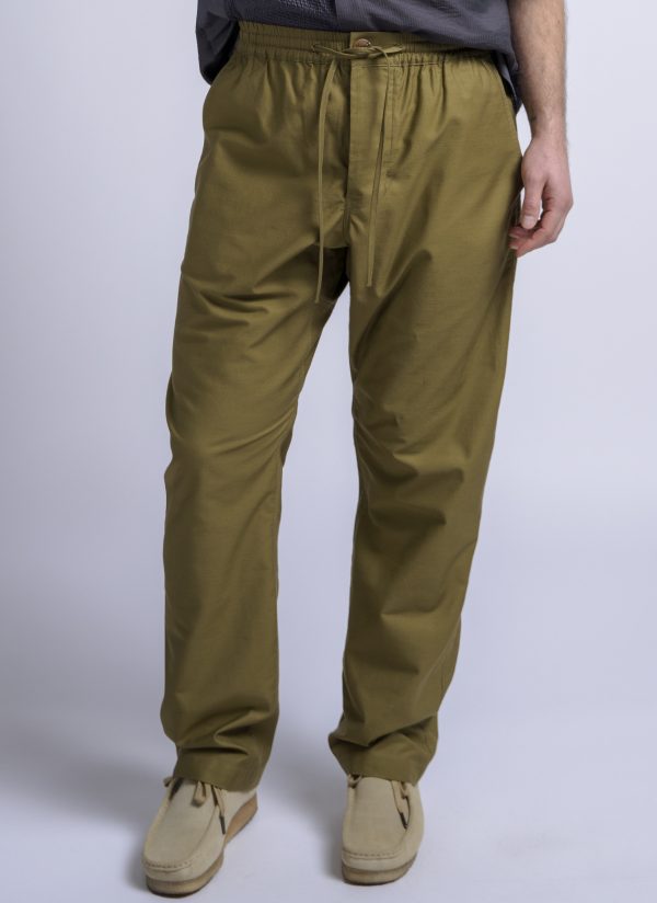 RELAXED GUSSET EASY PANT IN OLIVE CREPE SATEEN - Image 6