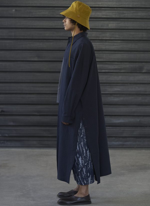 RELAXED KAFTAN SHIRT IN MIDNIGHT BLUE SEERSUCKER CRINKLE - Image 9