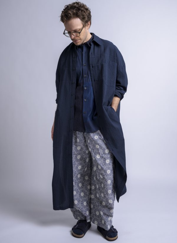 RELAXED KAFTAN SHIRT IN MIDNIGHT BLUE SEERSUCKER CRINKLE - Image 2