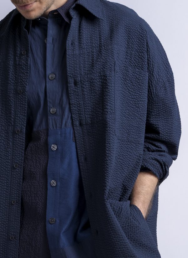 RELAXED KAFTAN SHIRT IN MIDNIGHT BLUE SEERSUCKER CRINKLE - Image 3