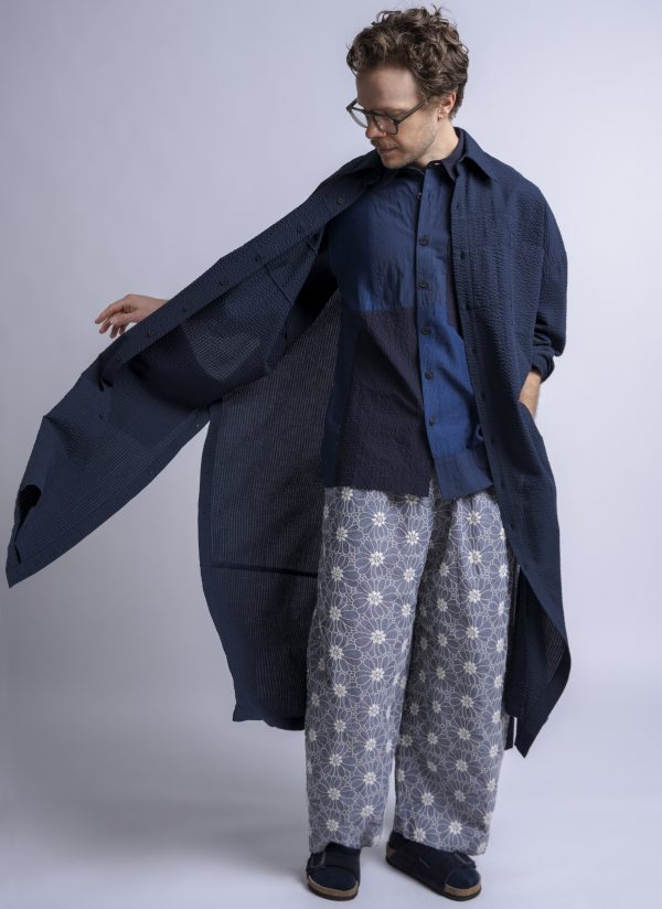 RELAXED KAFTAN SHIRT IN MIDNIGHT BLUE SEERSUCKER CRINKLE - Image 4