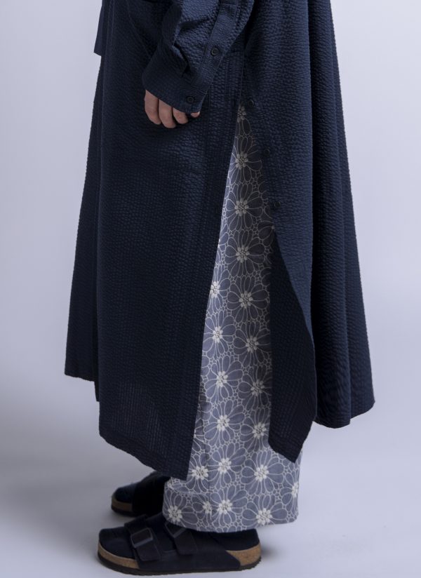 RELAXED KAFTAN SHIRT IN MIDNIGHT BLUE SEERSUCKER CRINKLE - Image 5