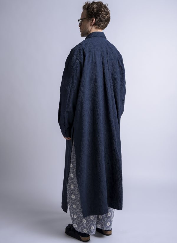 RELAXED KAFTAN SHIRT IN MIDNIGHT BLUE SEERSUCKER CRINKLE - Image 6