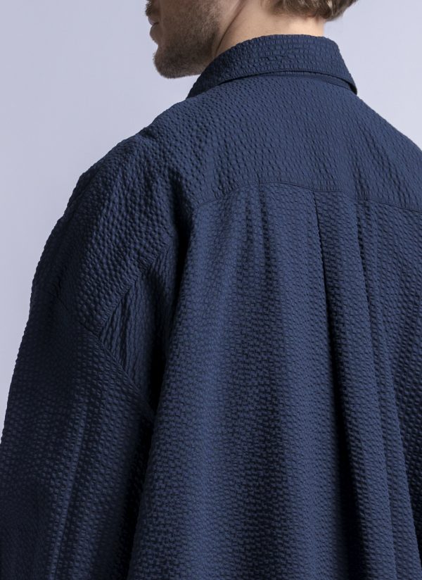 RELAXED KAFTAN SHIRT IN MIDNIGHT BLUE SEERSUCKER CRINKLE - Image 7