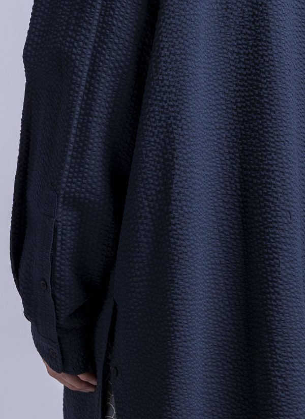 RELAXED KAFTAN SHIRT IN MIDNIGHT BLUE SEERSUCKER CRINKLE - Image 8