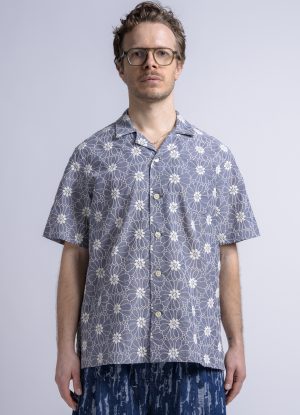 S/S PTO SHIRT IN COOL GREY FLOWER DECO