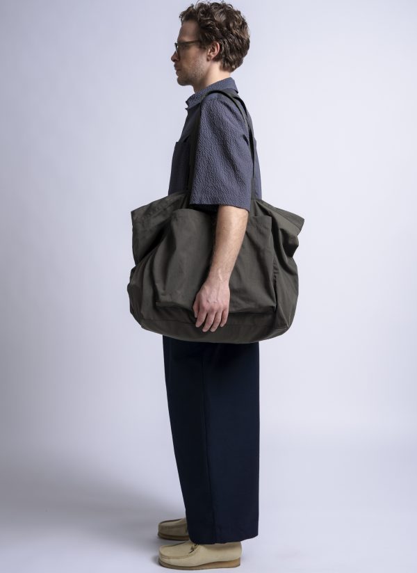 TRI POCKET SLOUCHY TOTE IN ARMY GREEN NYLON TWILL - Image 2