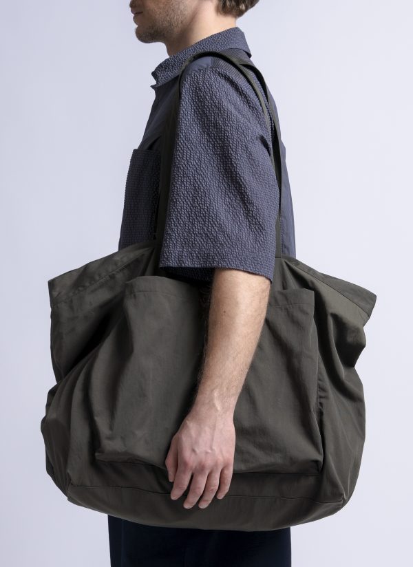 TRI POCKET SLOUCHY TOTE IN ARMY GREEN NYLON TWILL - Image 3