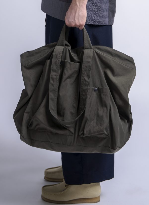 TRI POCKET SLOUCHY TOTE IN ARMY GREEN NYLON TWILL - Image 4