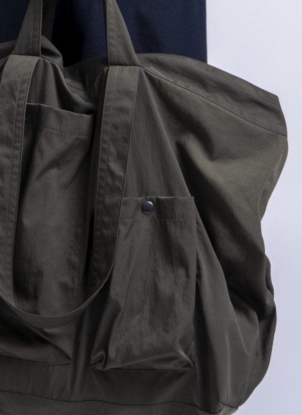 TRI POCKET SLOUCHY TOTE IN ARMY GREEN NYLON TWILL - Image 5